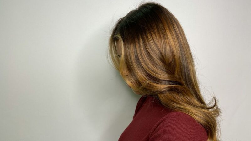 ギャル えんじ色の服