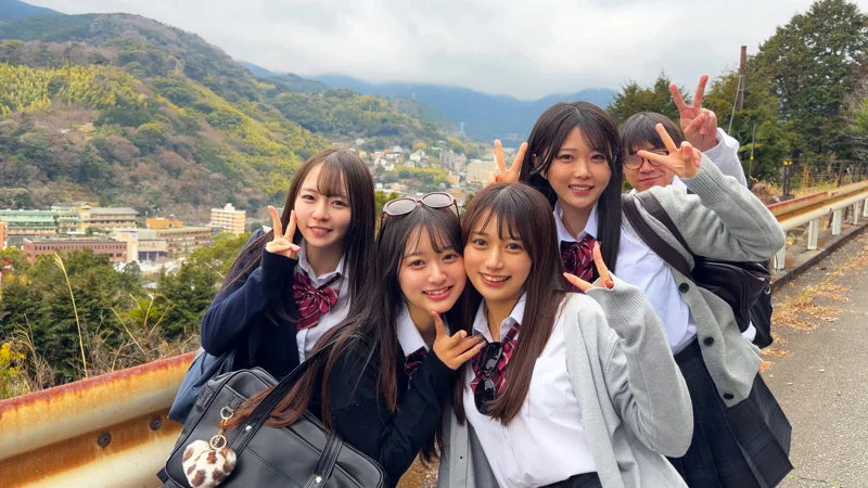 かりん＆めいさ＆かほ＆あおい deaa040 DEAA-040 修学旅行 乱交 FANZA 2枚目
