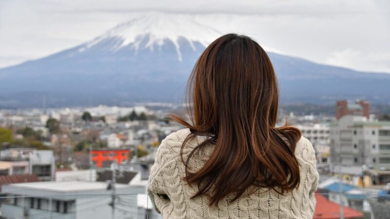 女性 後ろ姿 富士山