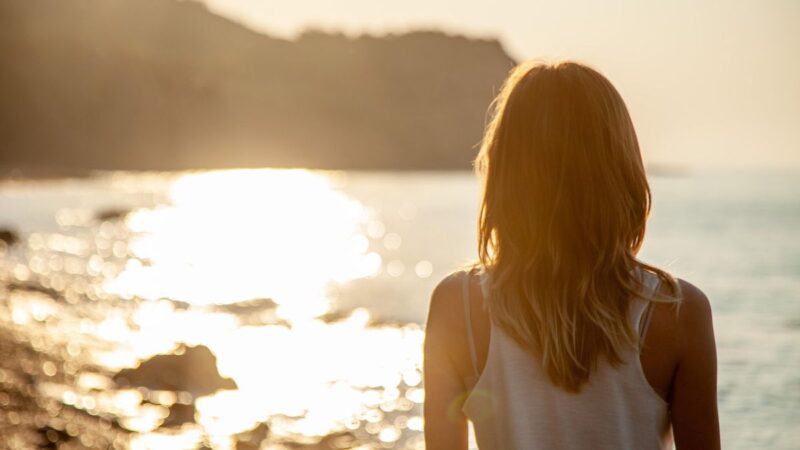 女性 後ろ姿 サンセット